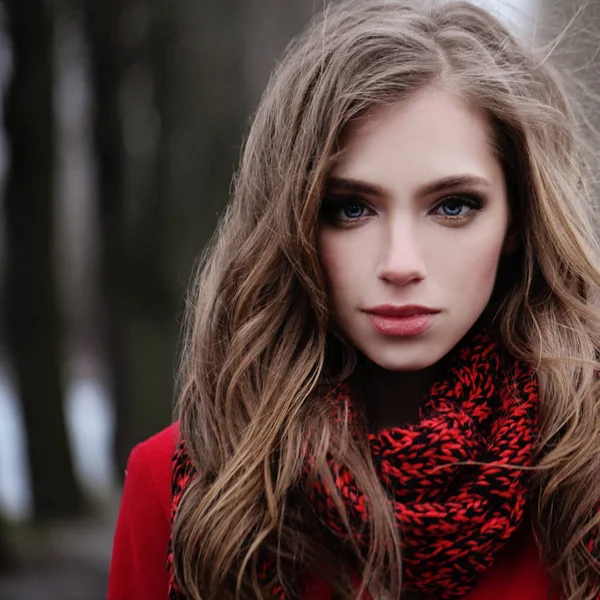 Park Kırmızı Eşarp Genç Kadın Mükemmel Kadın Yüzü Portre — Stok fotoğraf