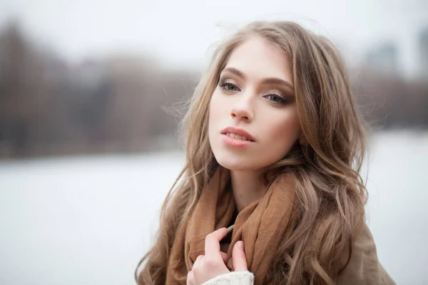 Jonge Vrouw Buitenshuis Witte Natuur Achtergrond — Stockfoto