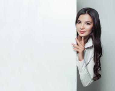 Öğrenci kadın beyaz boş kağıt afiş arka plan kopya alanı, iş ve eğitim kavramı ile gösterilen. 