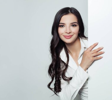 Boş tahta advertisiment veya metin iletisi ob gri arka plan boş boşaltmak alanı ile gösterilen dostu iş kadını. Başarı iş, başlamak yukarıya ya da eğitim kavramı