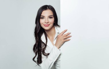 Mutlu işkadını gülümseyen ve gösteren kurulu afiş ile advertisiment veya kısa mesaj için boş kopya alan arka plan boş. Başarı iş, başlamak yukarıya ya da eğitim kavramı