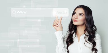 Sanal web tarayıcısının boş adres çubuğu işaret eden başarılı bir iş kadını. SEO, internet pazarlama veya mesafe öğrenme kavramı