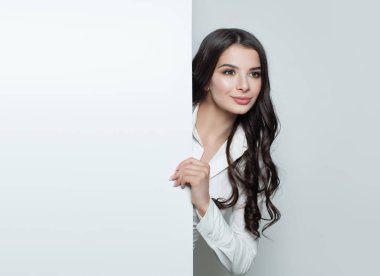 Boş tahta advertisiment veya metin iletisi ob gri arka plan boş boşaltmak alanı ile gösterilen genç mutlu işkadını. Başarı iş, başlamak yukarıya ya da eğitim kavramı