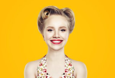 Gülümseyen kadın renkli sarı zemin üzerine. Sevimli gülümseme, mükemmel makyaj ve retro vintage pinup saç modeli. Yüz ifadeleri. Güzel genç model gülüyor 