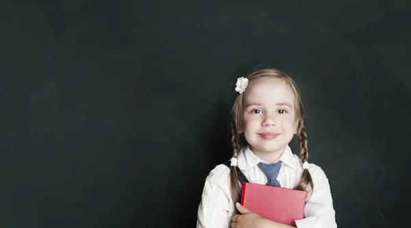 緑の背景に陽気な笑みを浮かべて少女 教育の概念に戻る 女の子が初めて学校に行く — ストック写真