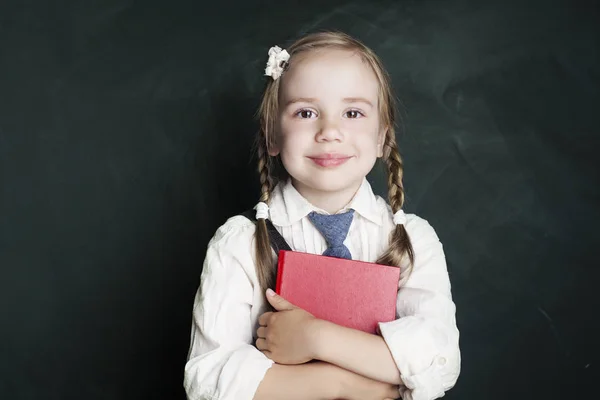 Nettes Kleines Schulmädchen Mit Schulbuch Auf Grünem Kreidegrund Lächelnder Schüler — Stockfoto