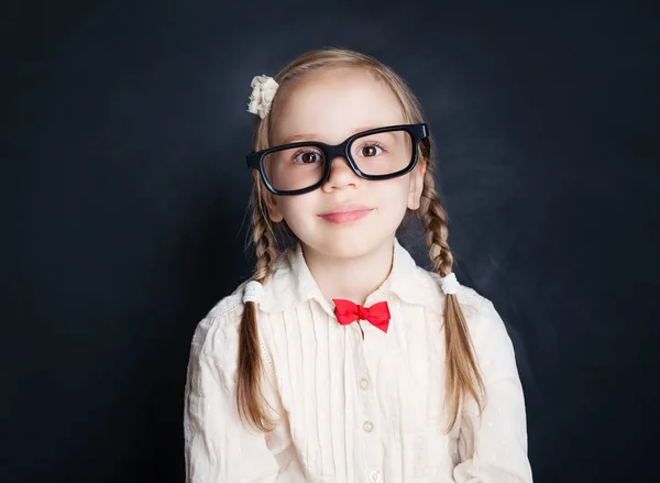 Έξυπνο Παιδί Κορίτσι Χαμογελά Φόντο Μπλε Μαυροπίνακα Πίσω Στο Σχολείο — Φωτογραφία Αρχείου