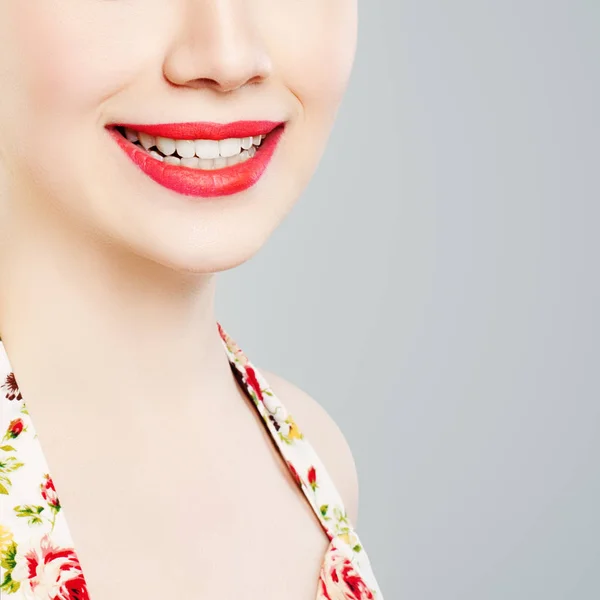 Красные Губы Макияж Привлекательная Улыбка Белыми Зубами Крупным Планом — стоковое фото