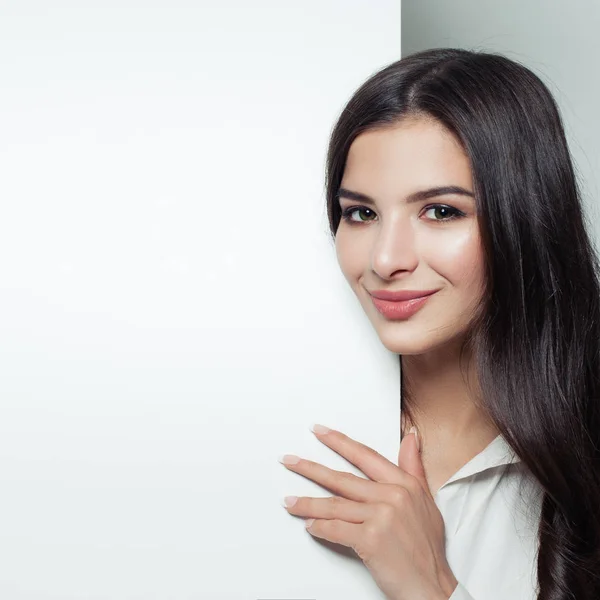 Mujer Negocios Con Fondo Banner Papel Blanco Mujer Joven Sonriendo — Foto de Stock