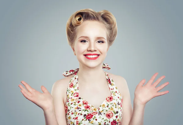 Mujer Sorprendida Con Maquillaje Peinado Perfecto Sonriente Chica Pin Expresiones — Foto de Stock