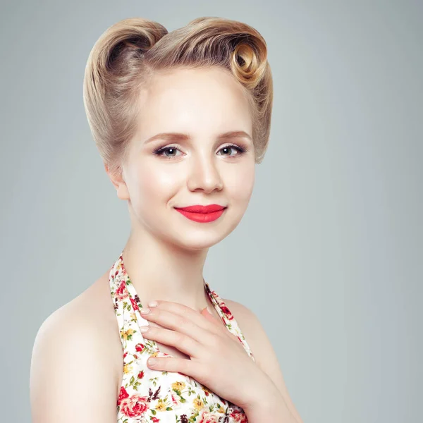 Retrato Menina Baile Finalistas Maquiagem Lábios Vermelhos Penteado Loiro — Fotografia de Stock