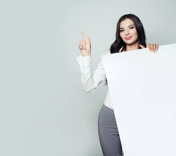 商业女性肖像 女实业家指向空灰色背景和持有白色横幅背景 Seo 与广告营销 Concep — 图库照片