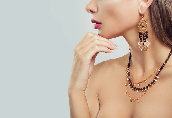 女性の首のクローズ アップに金の宝石類 ネックレス コピー領域を背景に女性の身体にピアス — ストック写真