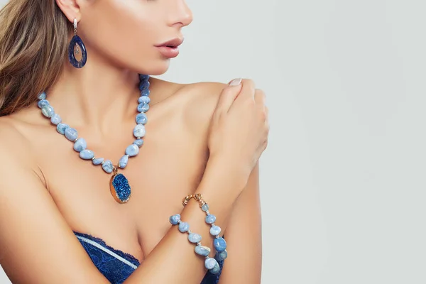 Glamoureuze Vrouw Draagt Blauwe Halsketting Armband Oorbellen — Stockfoto