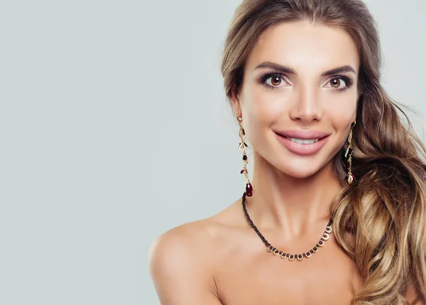 Belle Femme Souriante Avec Collier Bijoux Boucles Oreilles Avec Grenat — Photo