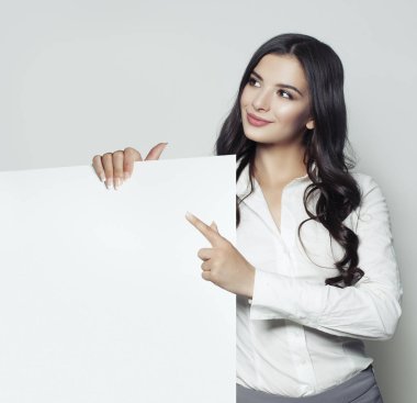 İş kadını beyaz boş tahta arka plan ile kopya alanı reklam pazarlama veya ürün yerleştirme için. Başarılı iş kadın portre