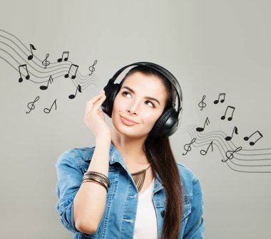 Sevimli genç kadın kulaklık ile müzik dinleme