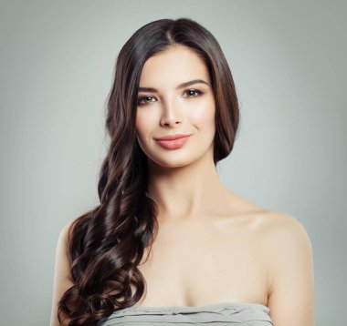 Genç kadın makyaj ve gülümseyen, uzun sağlıklı koyu saç moda güzellik portre ile mükemmel
