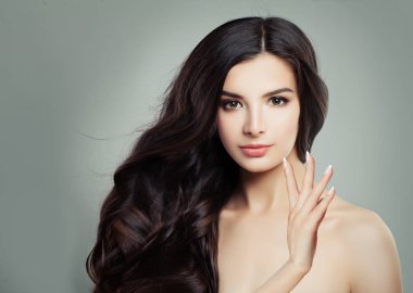 Çekici genç kadın yüzü açık cilt ve sağlıklı kıvırcık saçlı. Yüz tedavi. Kozmetik, Güzellik, saç bakım ve spa