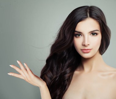 Genç kadın Spa modeli ile sağlıklı cilt ve güzellik portre açık yandan boş kopya alanı gösterilen uzun dalgalı saç modeli. Ürün yerleştirme ve pazarlama kavramı reklam