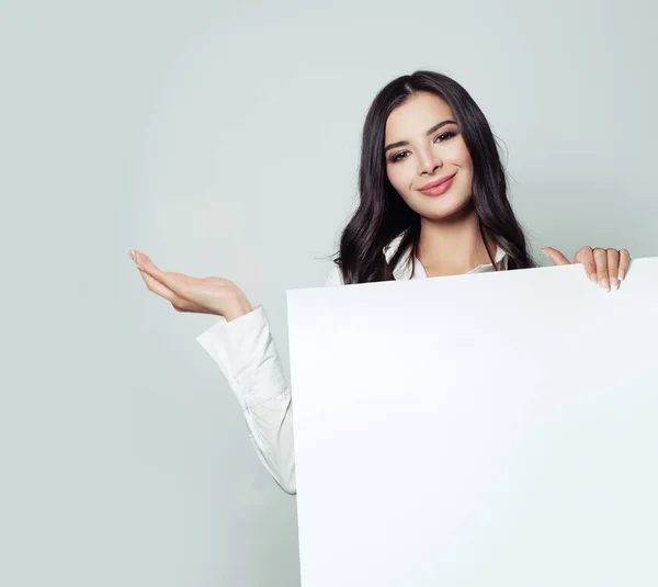 Felice Donna Affari Mostrando Vuota Mano Aperta Tenendo Sfondo Bianco — Foto Stock