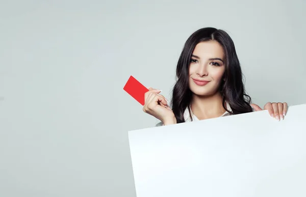 Donna Affari Sorridente Che Mostra Cartellino Rosso Vuoto Tiene Banner — Foto Stock