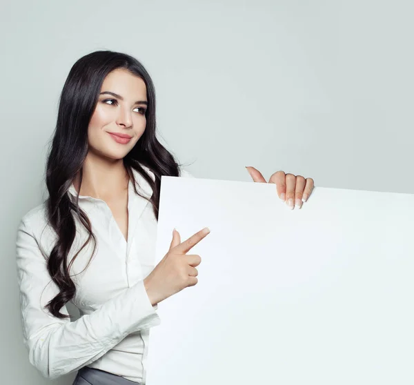 Mujer Negocios Confiada Sonriendo Mostrando Fondo Blanco Tablero Vacío Con — Foto de Stock