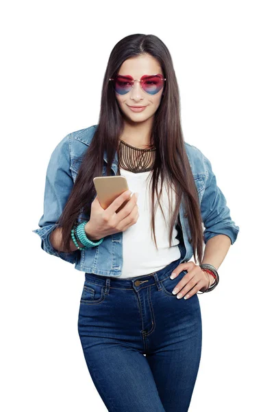 Beyaz Arka Plan Üzerinde Izole Smartphone Kullanarak Genç Kadın Öğrenci — Stok fotoğraf