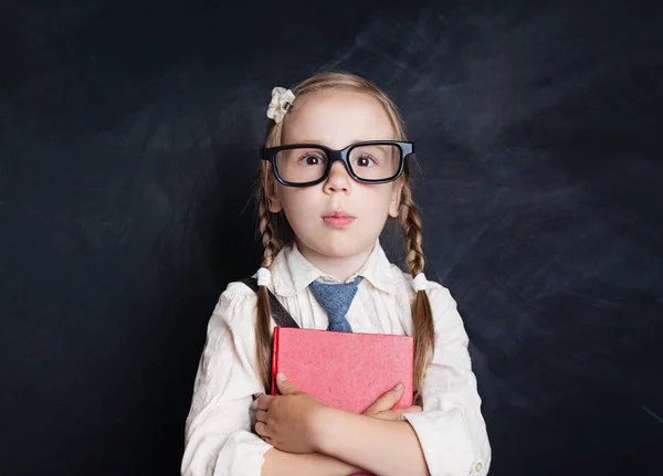 Bambino Intelligente Sfondo Lavagna Ragazzina Felice Bicchieri Con Libro Rosso — Foto Stock