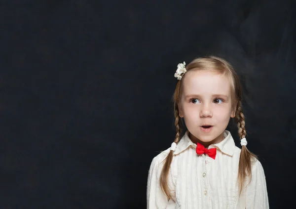 Étonné Enfant Élève Sur Fond Scolaire — Photo