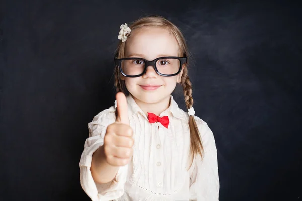 Roztomilá Malá Dívka Žáka Ukazuje Palcem Baví Učebně Chalk Board — Stock fotografie