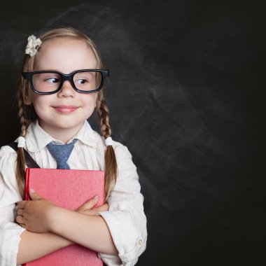 Çocuklar eğitim ve çocuk okuma kavramı. Şirin çocuk kız okul üniforması holding defterinde tebeşir tahtası arka plan kopya alanı ile