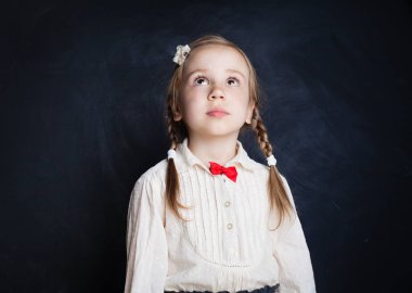 Blackboard özgeçmişlerine bakarak sevimli küçük kız