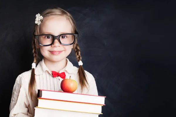 Roztomilé Dítě Modrém Podkladu Copy Prostoru Happy Usmívající Dívka Brýlích — Stock fotografie