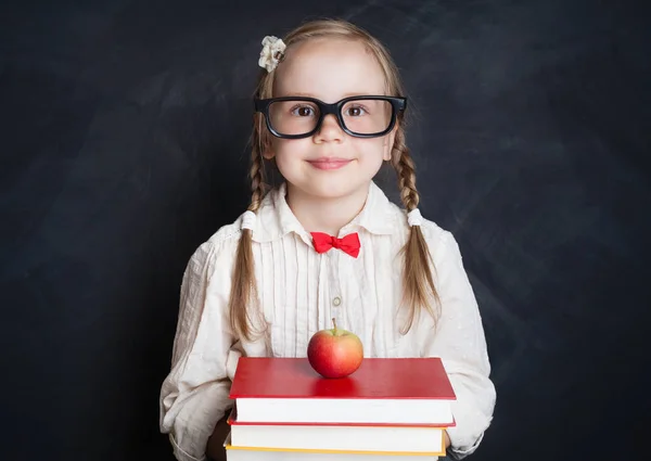 Schülerin Klassenzimmer Auf Blauem Tafelhintergrund Pädagogisches Konzept — Stockfoto