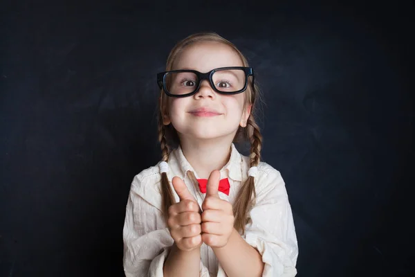 Roztomilé Dítě Dívka Brýlích Palcem Nahoru Baví Učebně Chalk Board — Stock fotografie