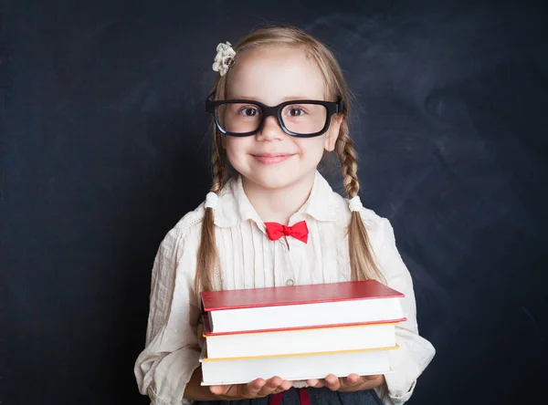 Glückliches Kind Mit Buch Auf Tafelhintergrund Zurück Zur Schule Grundschulunterricht — Stockfoto
