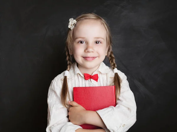 Niedliches Kind Mädchen Mit Buch Das Spaß Auf Kreidetafel Hintergrund — Stockfoto