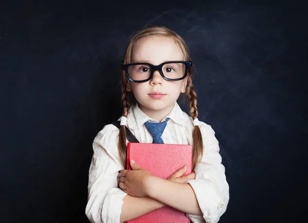 Ragazza Intelligente Uniforme Scolastica Vestiti Con Libro Rosso Sfondo Lavagna — Foto Stock