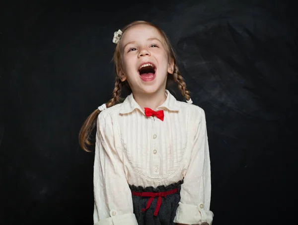 Felice Bambino Sorpreso Divertirsi Ridere Sfondo Cartone Gesso Concetto Vendita — Foto Stock