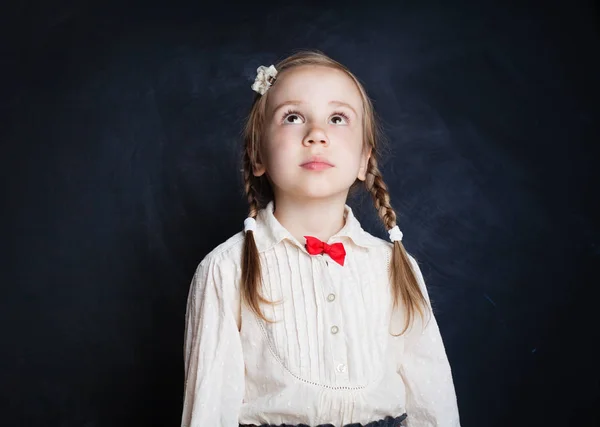 Carino Bambina Guardando Sullo Sfondo Lavagna — Foto Stock