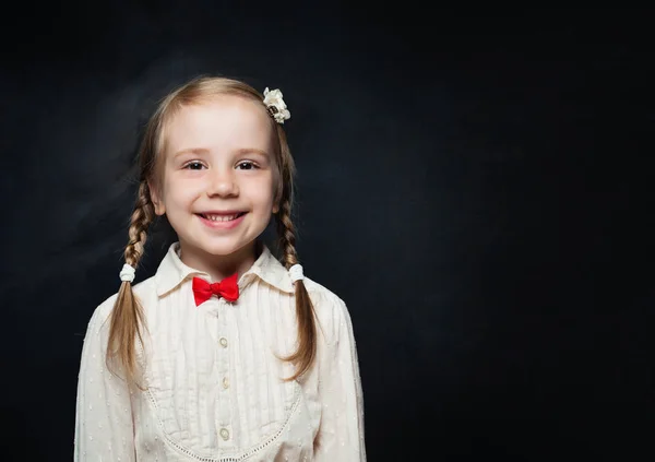 Kinderkreativitäts Bildungskonzept Glückliches Kindermädchen Auf Schwarzem Kreidebrett Mit Kopierraum Zurück — Stockfoto