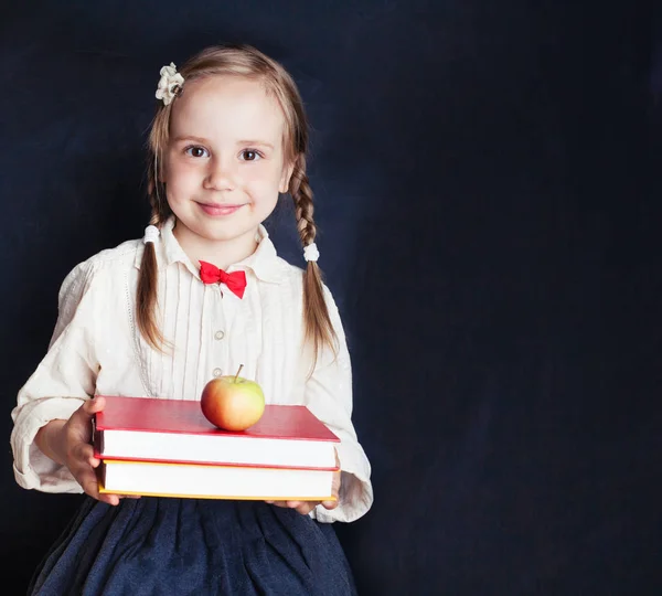 Cute Uczennica Małe Czerwone Jabłko Książek Szczęśliwe Dziecko Tle Pusta — Zdjęcie stockowe