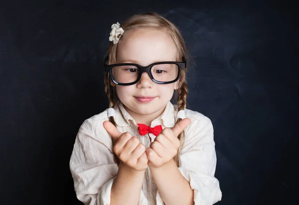 Lustiges Kind Auf Tafel Hintergrund Glücklich Lächelndes Mädchen Brille Mit — Stockfoto