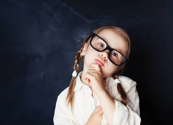 Kleines Mädchen Mit Brille Das Auf Blauem Hintergrund Mit Kopierraum — Stockfoto