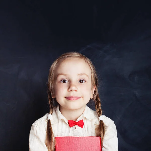 Vrolijke Weinig Meisje Portret Mooi Kind Leeg Schoolbord Achtergrond Met — Stockfoto