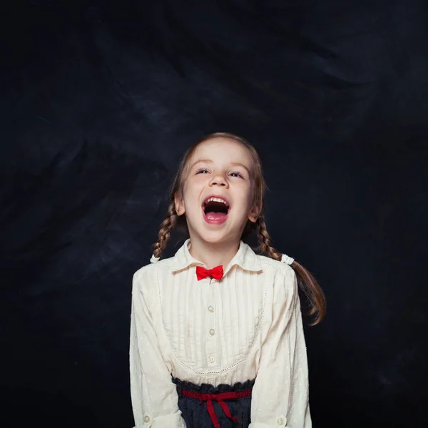 Menina Gritando Divertindo Criança Feliz Fundo Quadro Negro Vazio Com — Fotografia de Stock