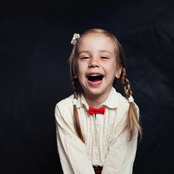 Schattig Meisje Met Leuke Schreeuwen Lachen Gelukkig Kind Leeg Schoolbord — Stockfoto