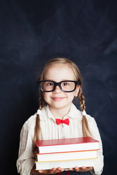 Hübsches Mädchen Mit Einem Stapel Bücher Auf Kreidetafel Hintergrund Zurück — Stockfoto