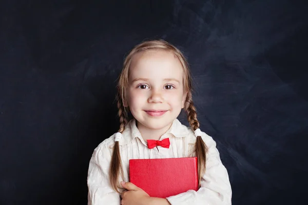 Lachende Meisje Met Het Rode Boek Leeg Schoolbord Achtergrond Met — Stockfoto